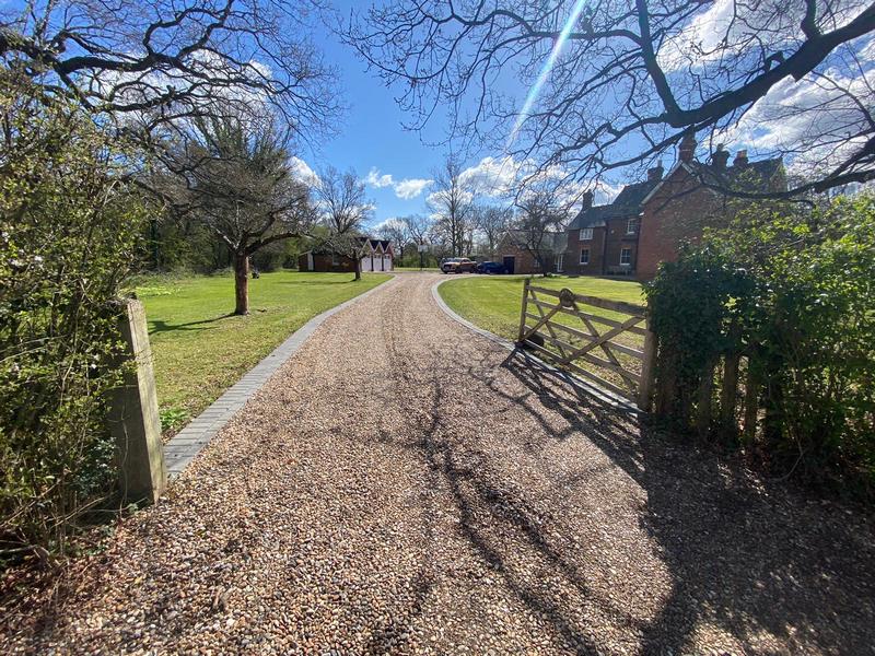 lancashire gravel driveways charcoal border 13